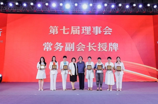 湖南省妇联党组成员、副主席张媛媛和周志梅会长给常务副会长授牌