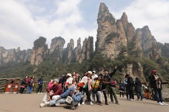 泰国游客在张家界国家森林公园百龙天梯观景平台游玩拍照