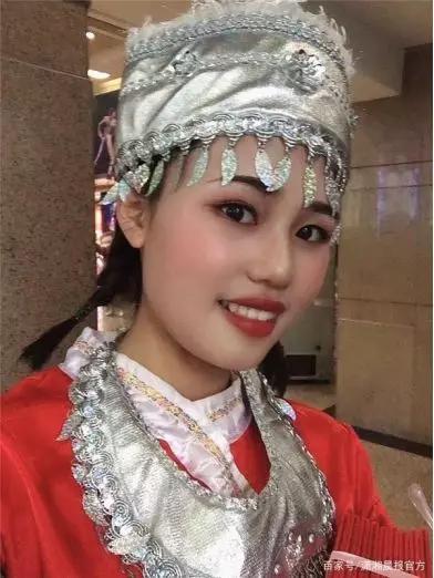 这就是胡佩。很难想象,一个爱美的95后姑娘,是要下多狠的心才肯让自己娇嫩的双手变成那般模样。