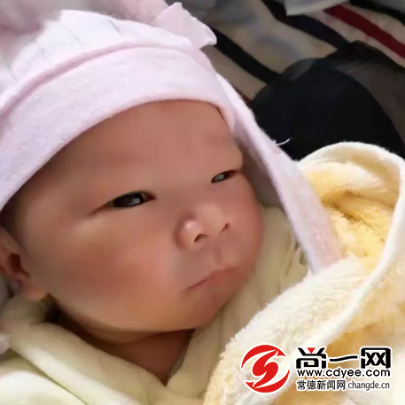 小栎栎一个月时的照片。由吴燕、黄新夫妇提供