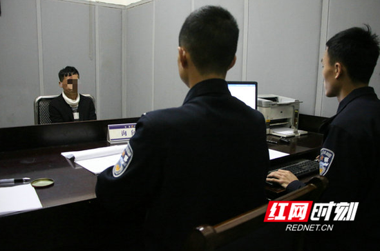 公安机关依法对赵某进行询问。