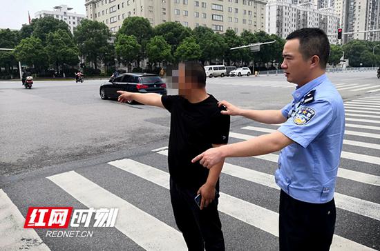 唐某(左)指认事故现场。
