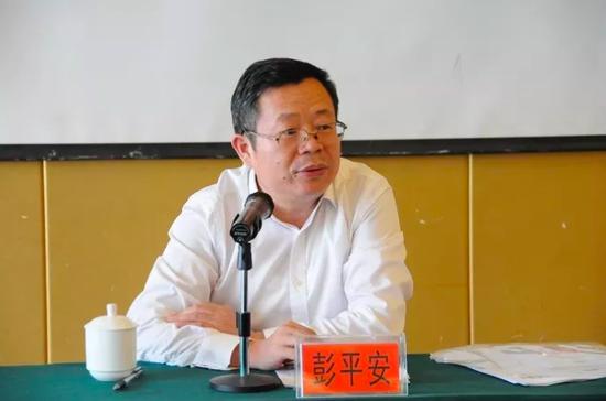 据公开简历,彭平安生于1964年8月,是一名苗族干部,长期在怀化市工作。