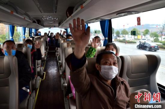 2月26日，娄底新化519名农民工乘坐20辆就业扶贫专车返岗。　刘明　摄