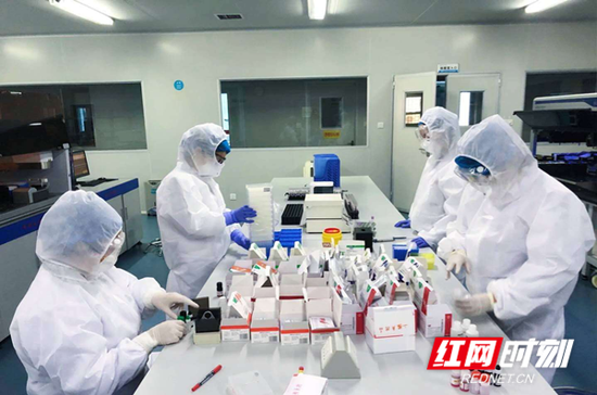 检验科工作人员。
