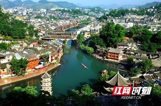 凤凰古城位于湖南省湘西土家族苗族自治州的西南部,曾被新西兰著名作家路易·艾黎称赞为“中国最美丽的小城”。