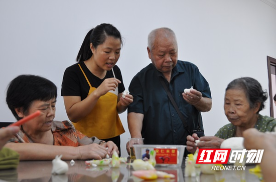 军休干部正在制作米塑巧果