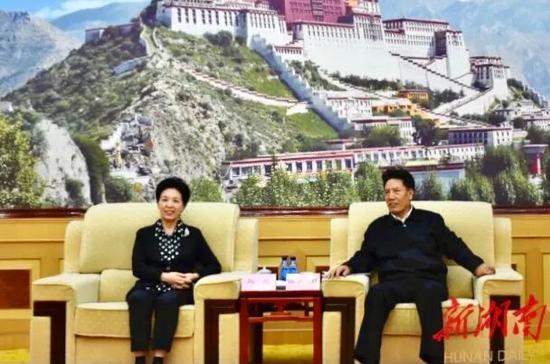 西藏自治区党委副书记、自治区人大常委会主任洛桑江村等自治区领导与乌兰一行就对口援藏工作进行座谈