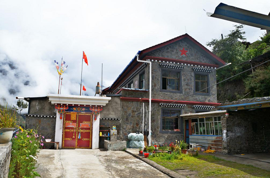 建成后的西藏隆子县小康村居民房。