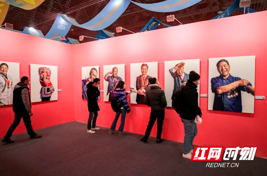 第十三届中国摄影金像奖获奖者作品展现场，人们在观看作品《光荣的劳动者》。