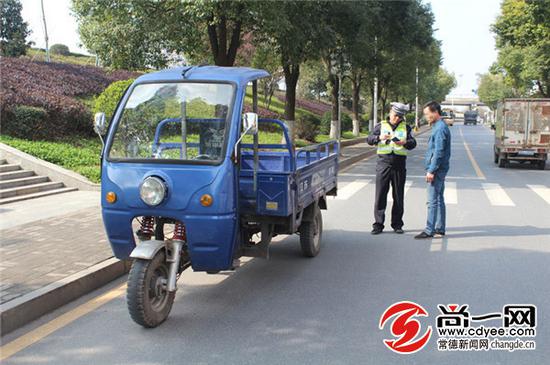 图为交警查处违法车辆。交警供图