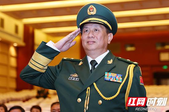 武警湖南省总队司令员李明辉。时刻新闻 图