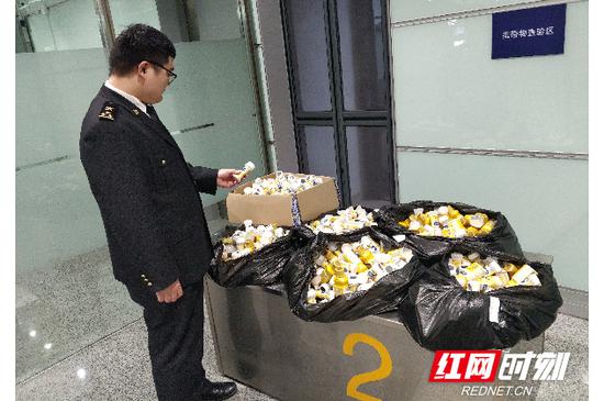 长沙海关从美国入境航班旅客携带的行李中查获禁止入境液态奶82公斤。