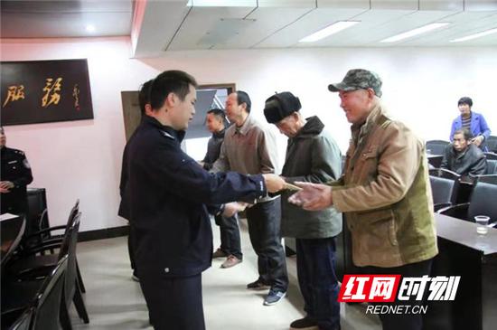 11月22日上午9时，衡南县公安局在局机关4楼会议室召开了退赃大会。