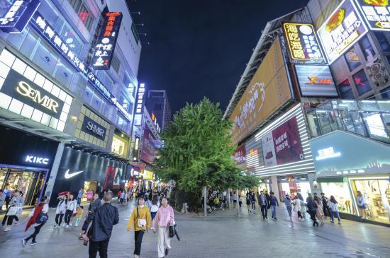 近日,长沙黄兴路步行街,这里是长沙最繁华的地方之一。图/记者辜鹏博