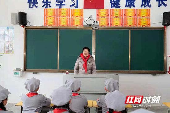 朱新华为“朱德班”上第一课。