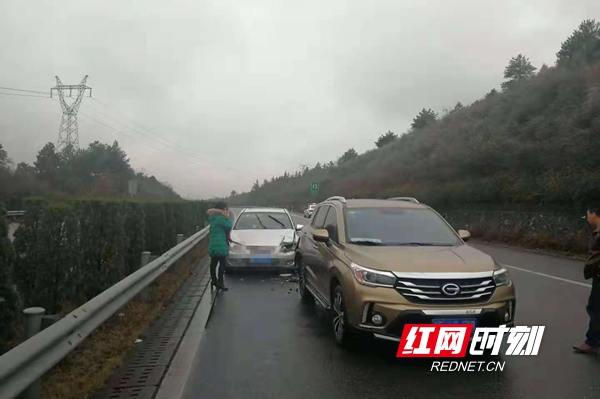 高速路上两车“组队”逆行7公里,见交警心虚酿追尾。