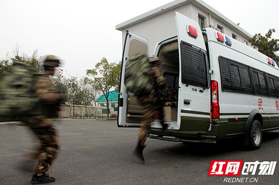 官兵快速登车向事发地域集结。