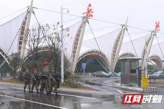 岳阳：春运返程 武警官兵把坚守镌刻在一线哨位