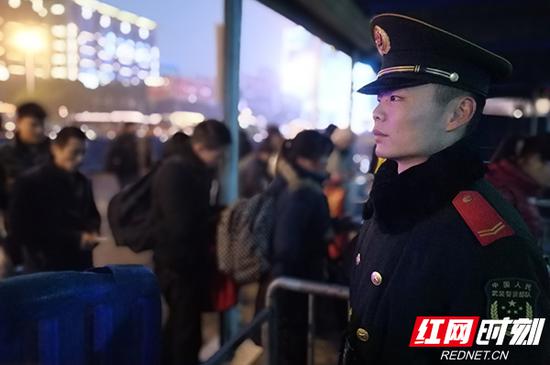 岳阳：春运返程 武警官兵把坚守镌刻在一线哨位