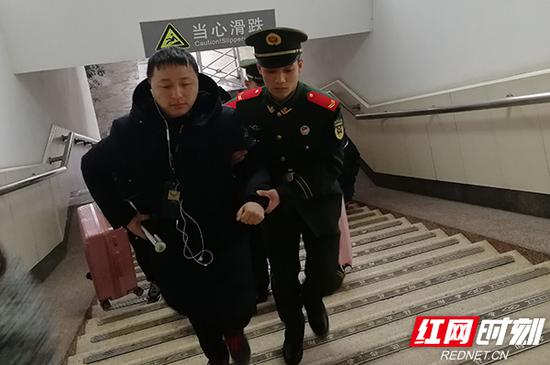 岳阳：春运返程 武警官兵把坚守镌刻在一线哨位