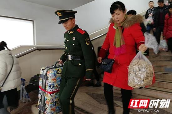 岳阳：春运返程 武警官兵把坚守镌刻在一线哨位