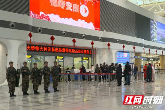 岳阳：春运返程 武警官兵把坚守镌刻在一线哨位