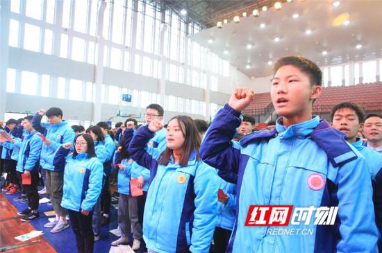 宁乡十三中举行2019高考百日誓师大会。