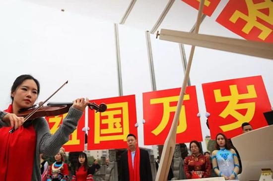 湖南衡阳：开学第一课万名师生齐唱我和我的祖国