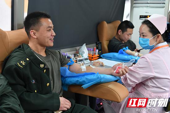 极端天气导致血库告急 湖南省军区组织官兵紧急“输血”