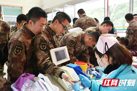 极端天气导致血库告急 湖南省军区组织官兵紧急“输血”