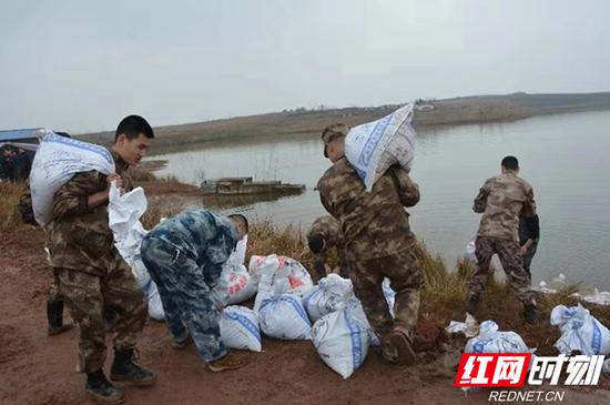 参与险情处理的应急民兵。