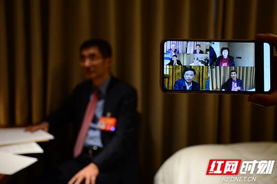 3月8日,利用休会时间,在京的部分住湘全国政协委员通过“政协云”平台,与身在湖南的部分省、市、县三级政协委员和部分群众代表进行了远程连线。