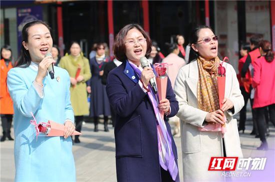 《妈妈的吻》演唱者们手上拿着一支玫瑰徐徐地向广场中央迈进。