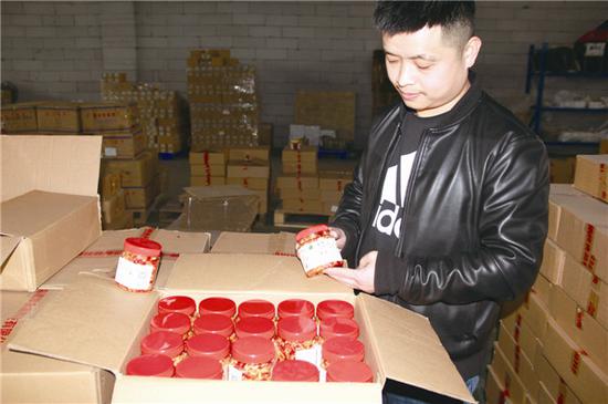 刘兴佳展示他的外婆菜。
