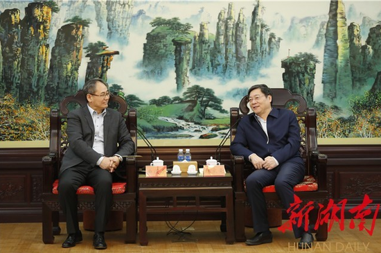 4月1日下午,省委书记杜家毫会见来湘出席2019互联网岳麓峰会的新松机器人自动化股份有限公司总裁曲道奎一行。