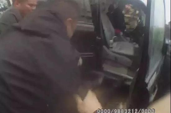 面对“村霸” 果断开枪！