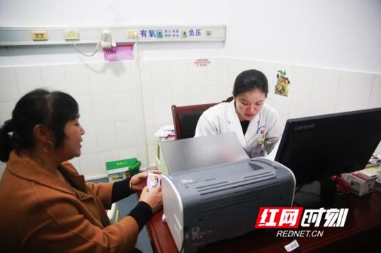张清兰给病人看诊。