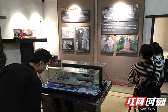 前来参观的市民和游客。