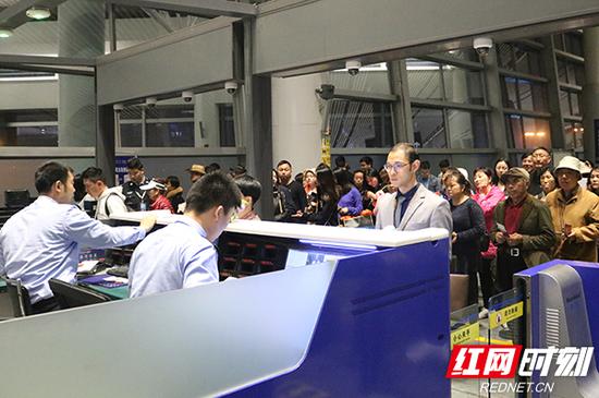 长沙出入境边防检查站查获今年首起伪假签证案