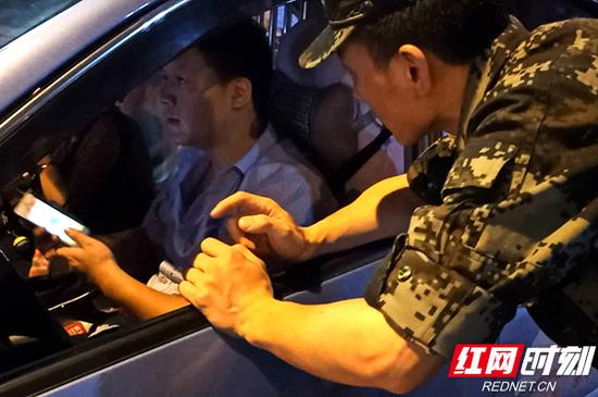郴州武警官兵遇到“军人免费”出租车