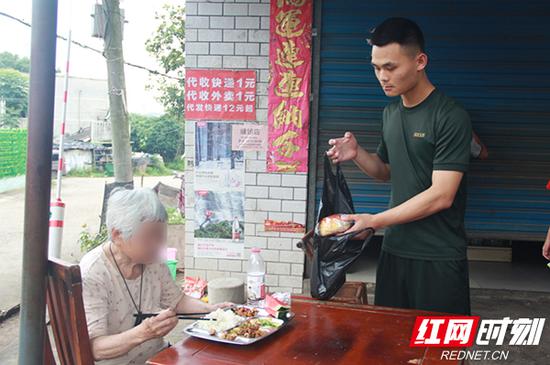 发现老人在营区附近徘徊 湖南武警官兵选择这么做