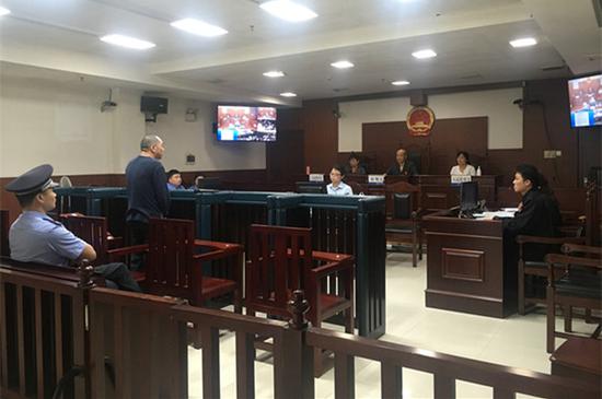 高速驾驶中拉拽司机致公交车险撞绿化带 宁乡男子获刑3年