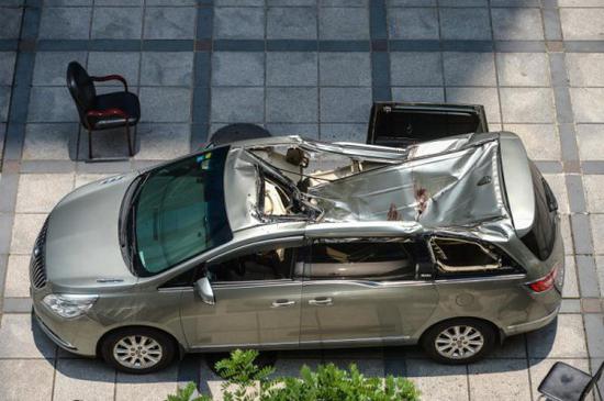 长沙一男子从23楼坠下砸凹轿车车顶 车主自己从车内钻出来