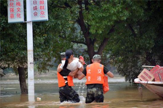 双线作战 武警某部雨中全力封堵衡东县洣水河决口
