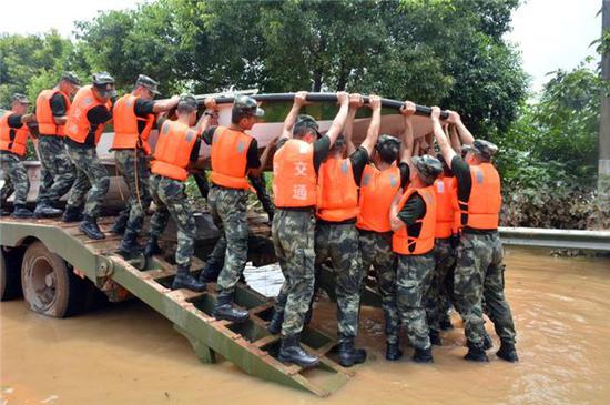 双线作战 武警某部雨中全力封堵衡东县洣水河决口