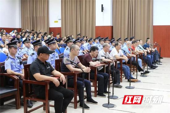 11名被告人。