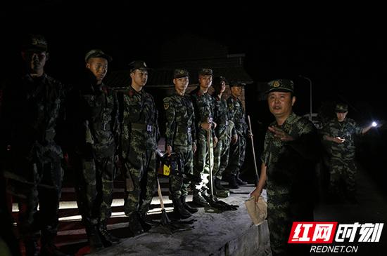 　9月24日晚，武警衡东中队官兵赶到火灾现场，领受扑火任务。