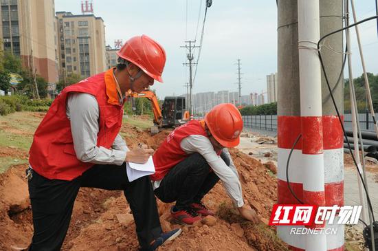  　　电力员工在查看电缆线路