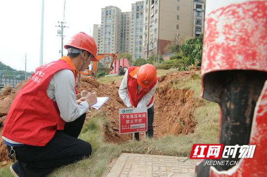 电力在施工工地安装了警示牌